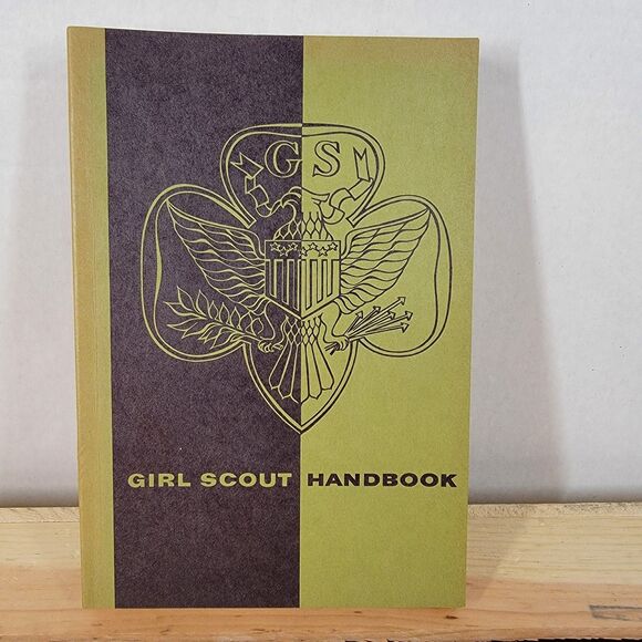 Girl Scout Handbook - Paperback (1962) VINTAGE - Picture 1 of 6